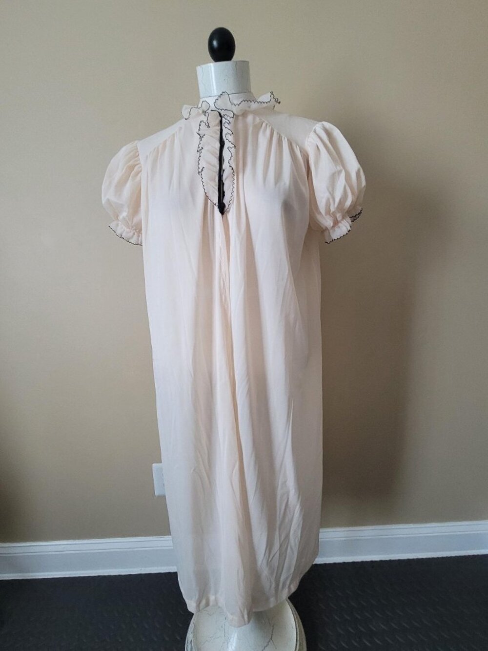 Vintage Gotham Peignoir Robe Ruffled Collar Puffed Sleeves Cream with Black Trim